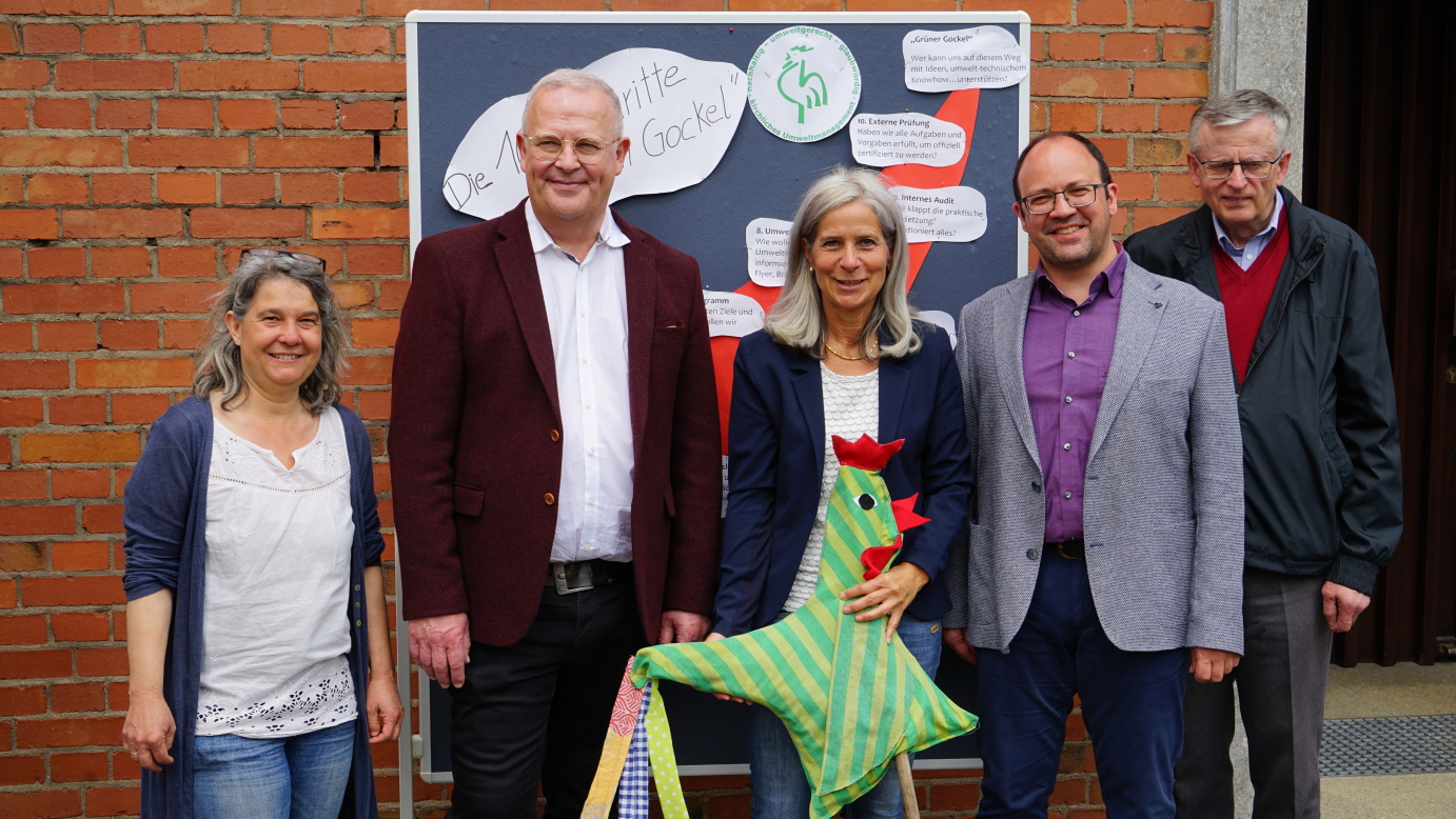Der Startschuss für den Grünen Gockel ist gefallen. (von Links nach rechts) Doris Nunn-Richter, Pfarrer Rainer Gast, Regina Pock, Sebastian Zink und Hans-Peter Schwab. gruener_gockel